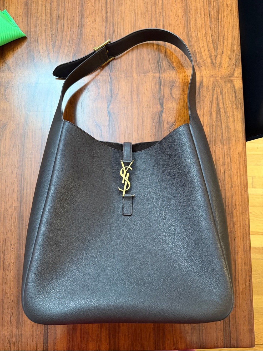 YSL LE 5 À 7 SUPPLE LARGE IN GRAINED LEATHER
